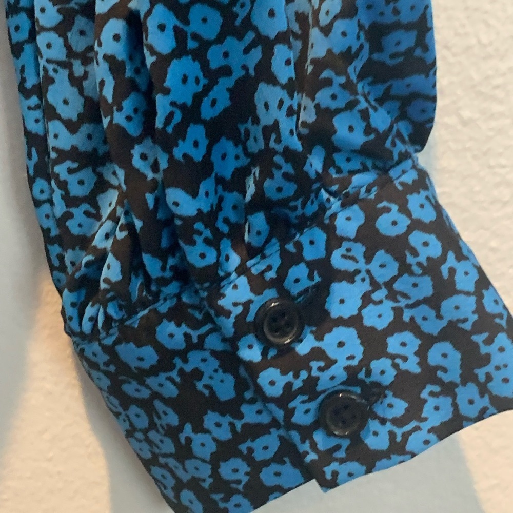 Who What Wear Blue Floral Button-Front Blouse - Picture 4 of 6